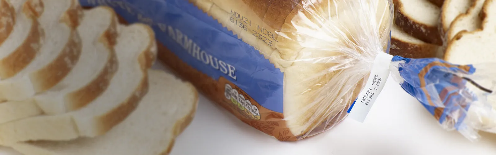 El código de la impresora Blue cij en el envase transparente del pan, incluyendo la fecha de caducidad
